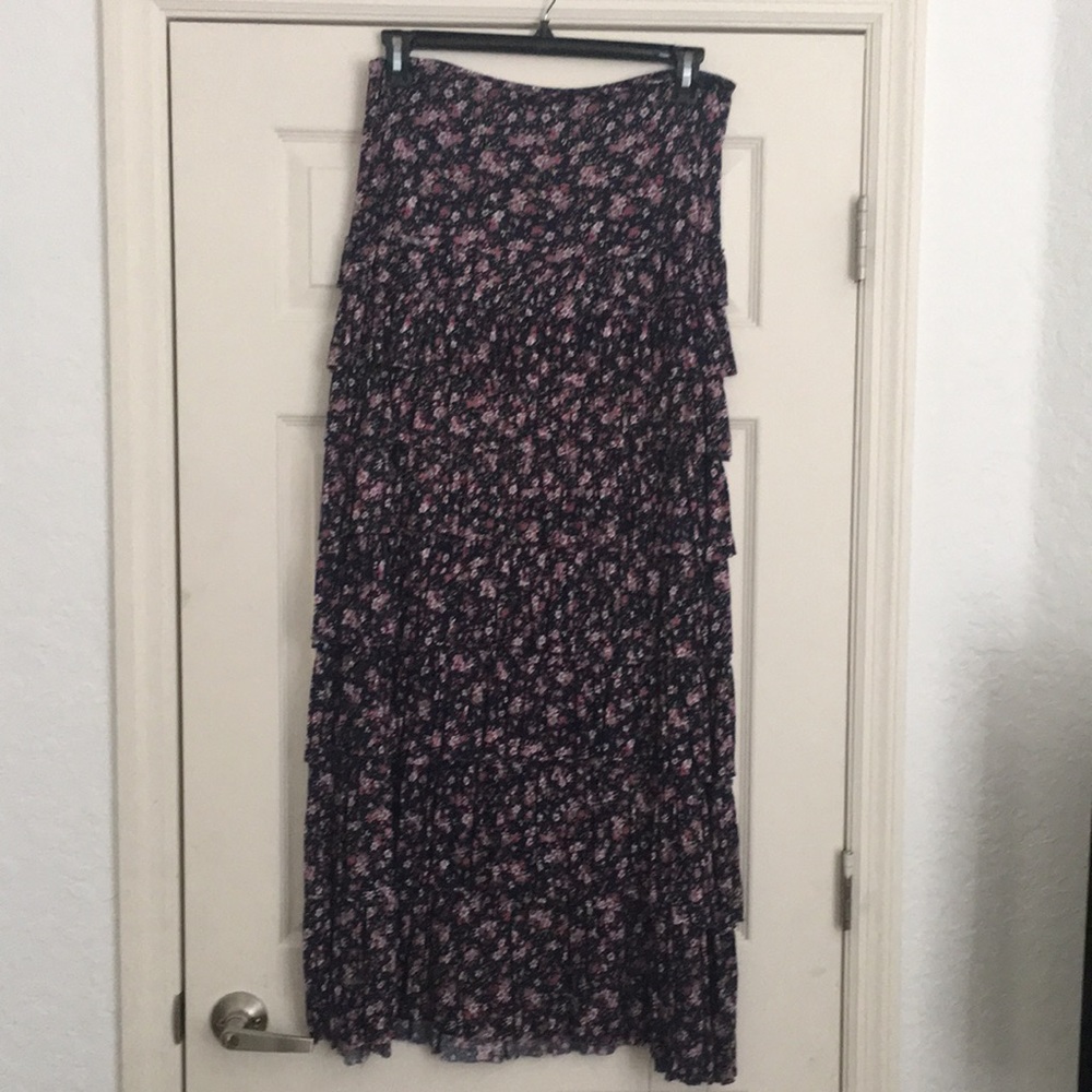 Nice casual skirt, whimsical layers all around size L